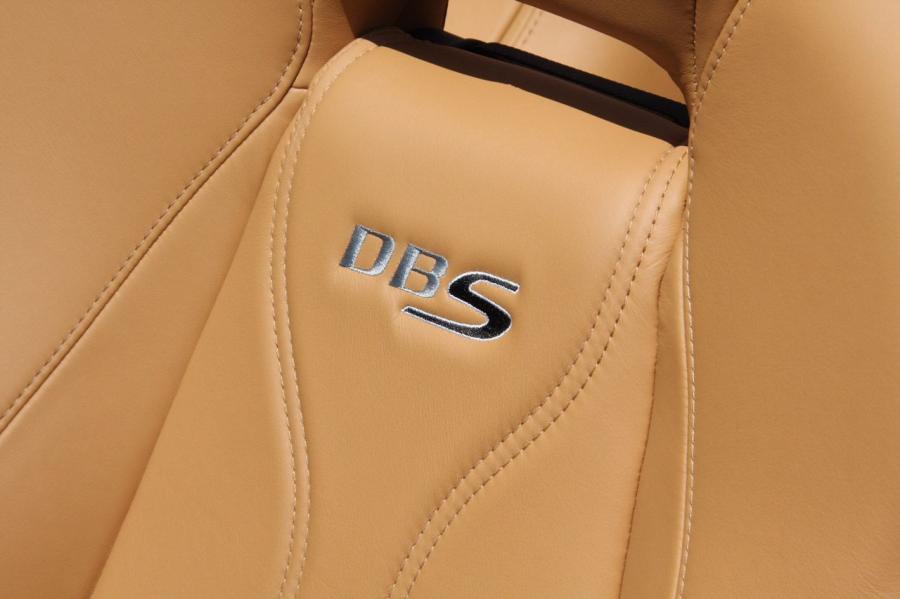 Детали интерьера Aston Martin DBS Volante 2009 года  (NA) (фото 3 из 31)